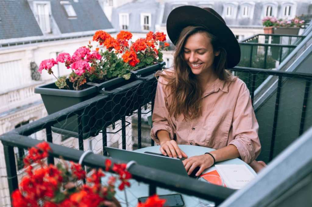 TEFL student teaching online — Common TEFL Mistakes article.